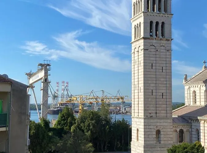 New Stylish & Modern Studio Apart - With Sea View Appartement Pula