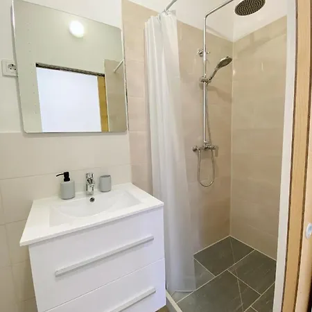 New Stylish & Modern Studio Apart - With Sea View 풀라