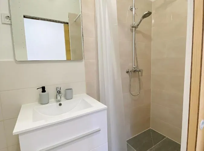 New Stylish & Modern Studio Apart - With Sea View 普拉