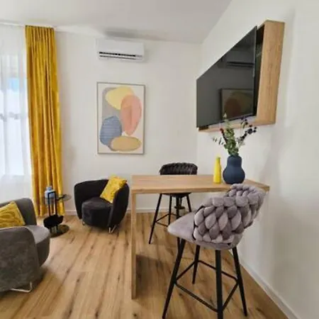 Апартаменти New Stylish & Modern Studio Apart - With Sea View Пула