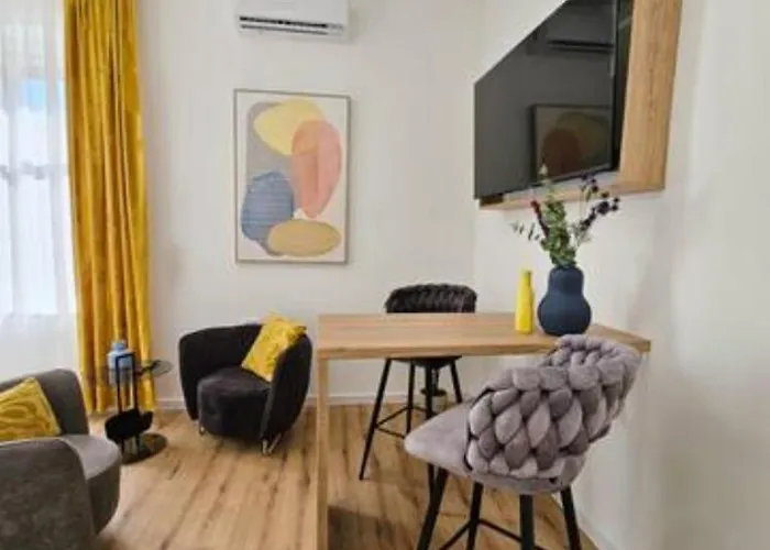 Апартаменти New Stylish & Modern Studio Apart - With Sea View Пула